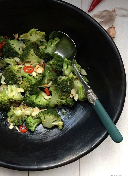 Pittige broccoli met geroosterde amandelen